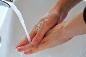 רחיצת ידיים (צילום – PIXABAY)