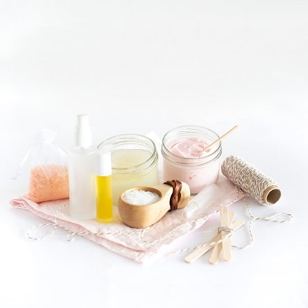 ערכה להכנת מוצרי ספא טבעיים של יאלי הוד (צילום: סיגל לדנהיים)