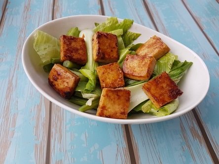 Read more about the article מתכון – טופו מוקפץ בחמאת בוטנים על מצע של סלט